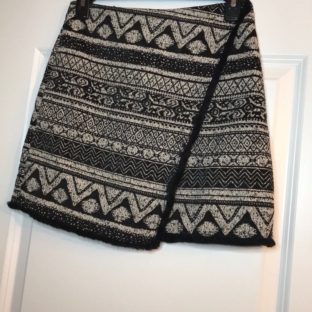 Black/white pattern skirt with cross hem front